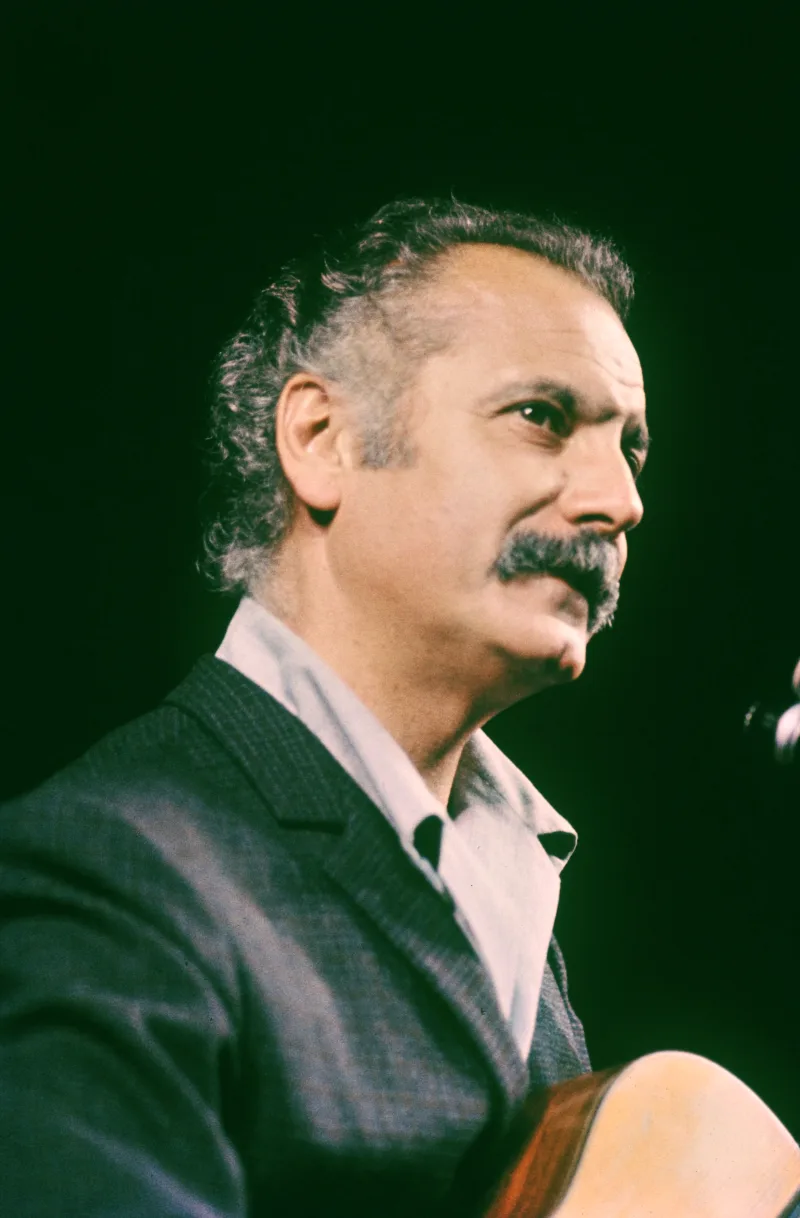Georges Brassens sur scène au Théâtre National Populaire en 1966