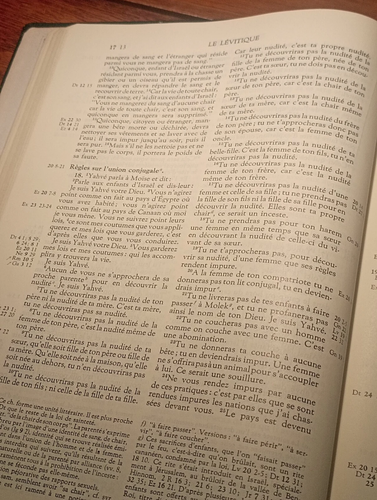 Bible ouverte avec notes de lecture