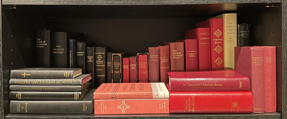 Bible ouverte et mains en prière — la prière adressée à Dieu dans le protestantisme